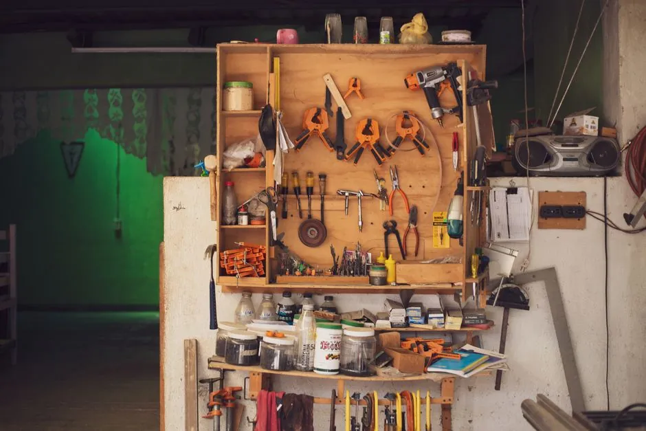 Mur d'outils dans l'atelier